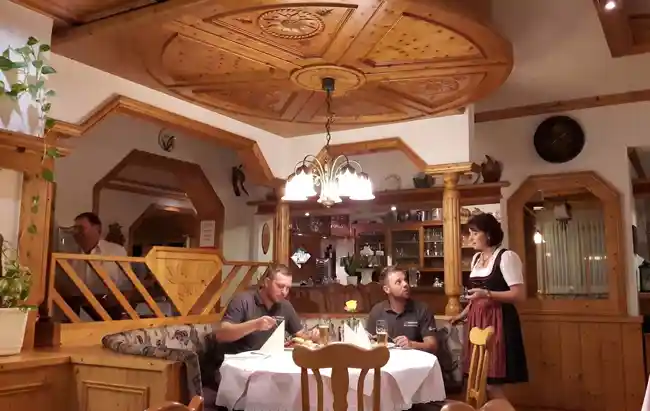 Monteure beim gemeinsamen Abendessen im Gasthof
